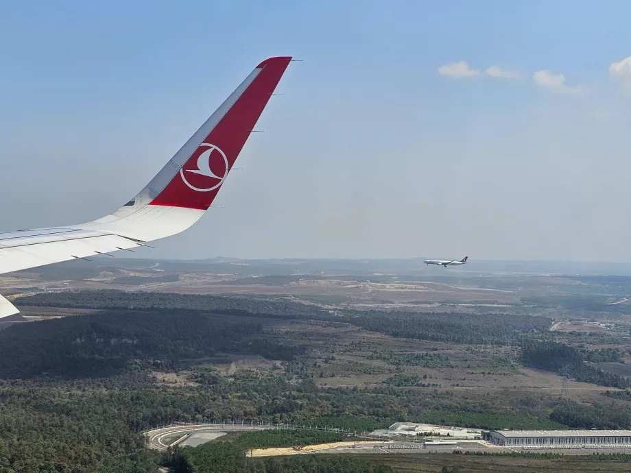 Aterragem paralela da Turkish Airlines