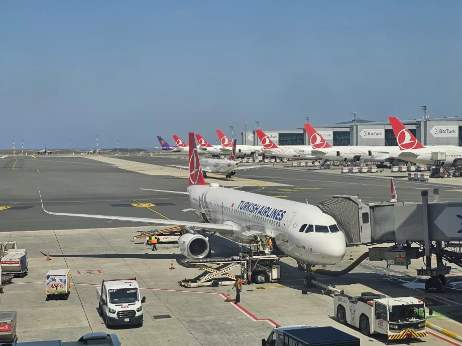 Avião da Turkish Airlines no aeroporto de Istambul