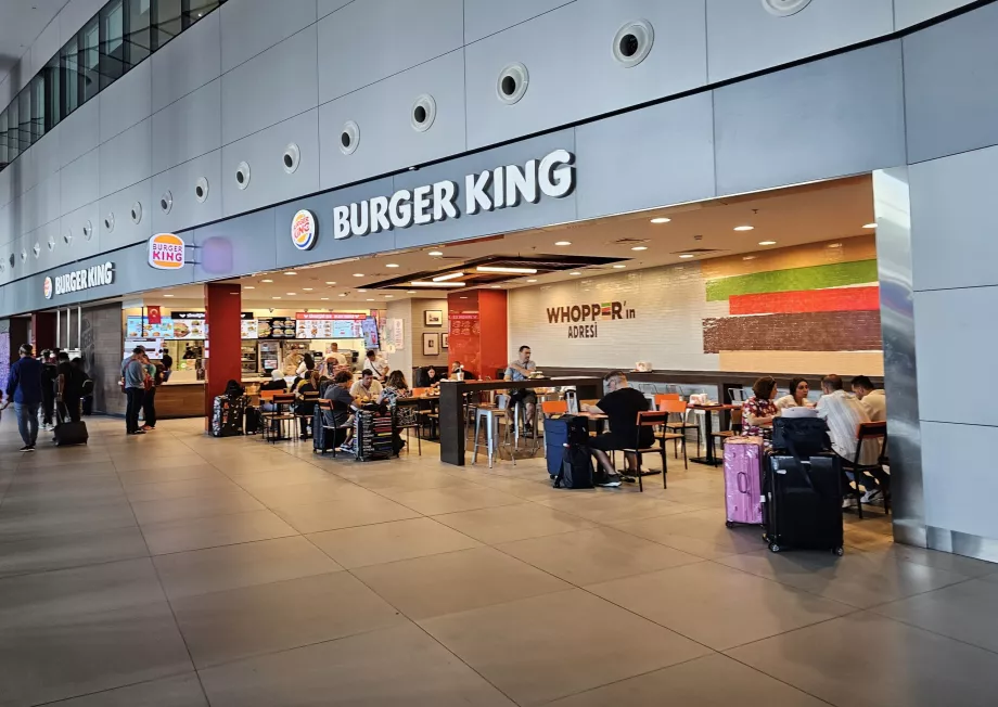 Buger King no átrio de chegadas, área pública