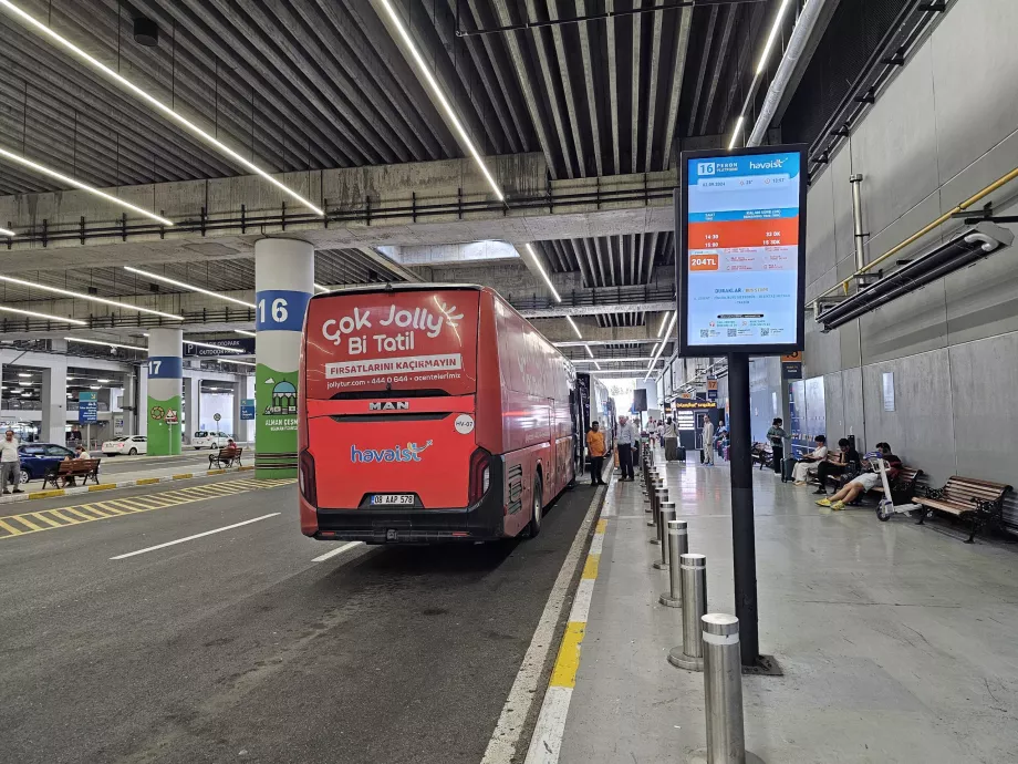 Paragem de autocarro no aeroporto - linha em direção a Taksim (centro)