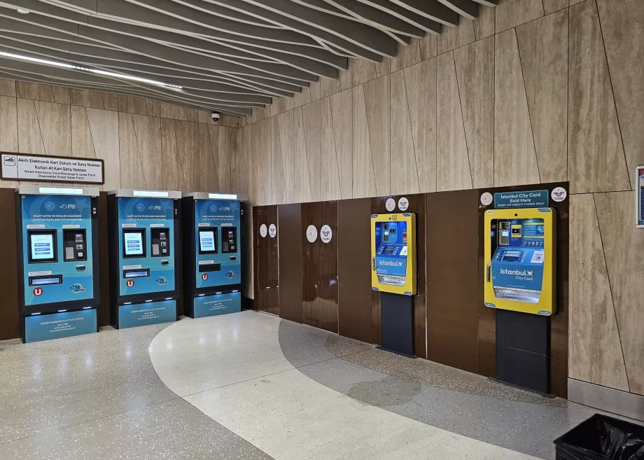 Máquinas de venda automática de bilhetes no metro. Amarelo para o Istanbulkart, azul para os cartões PTT