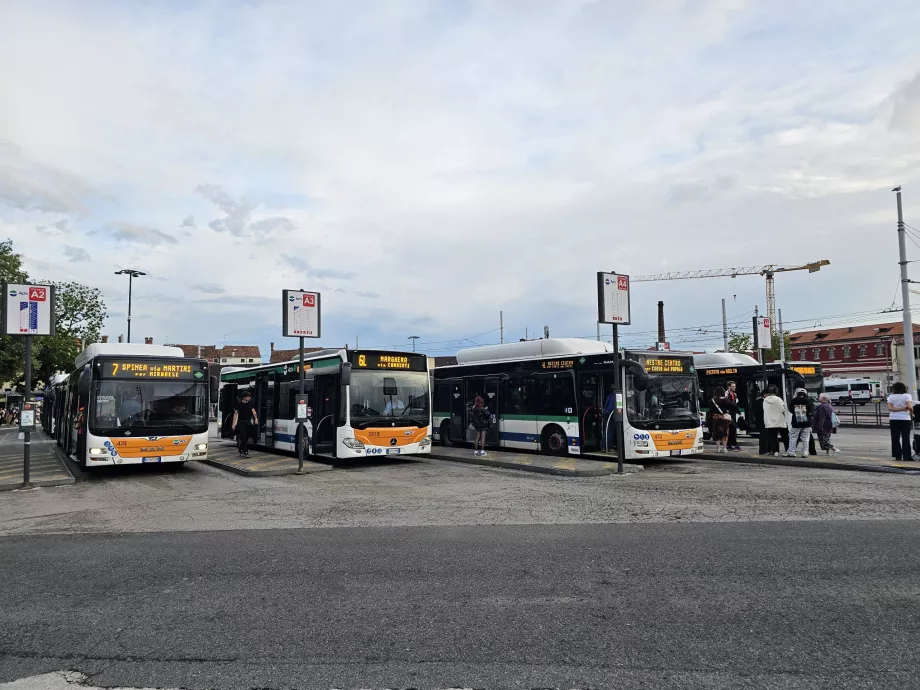 Paragens de autocarro em Piazzale Roma