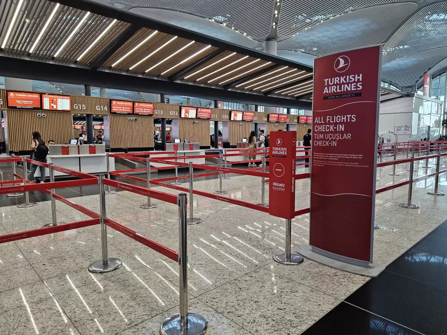 Balcões de check-in no aeroporto de Istambul