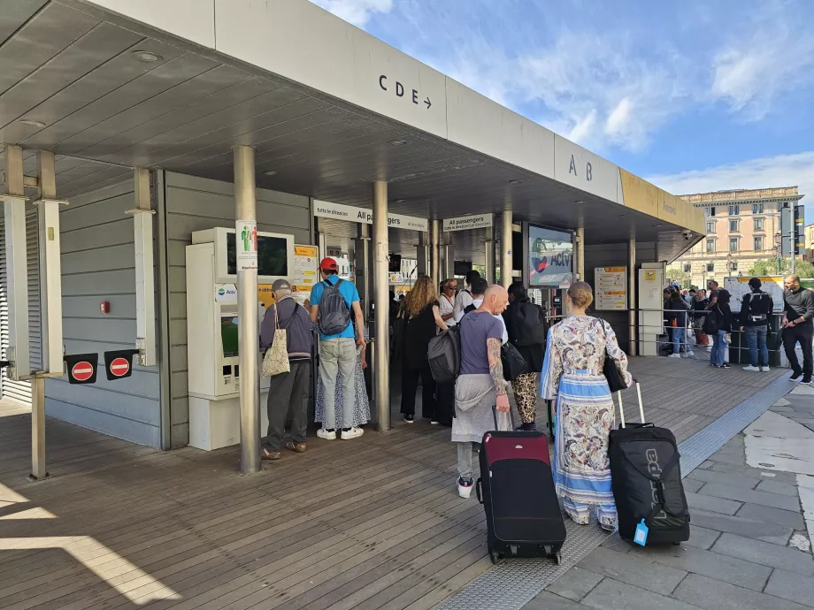 Máquinas de venda automática ACTV em frente à estação