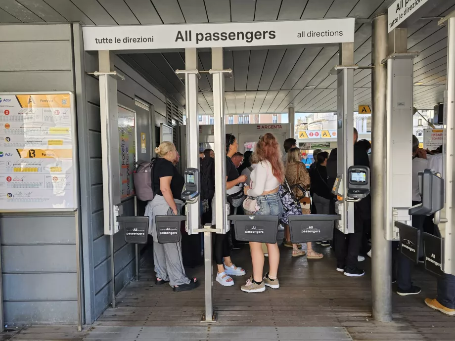 Torniquetes à entrada do cais em frente à estação