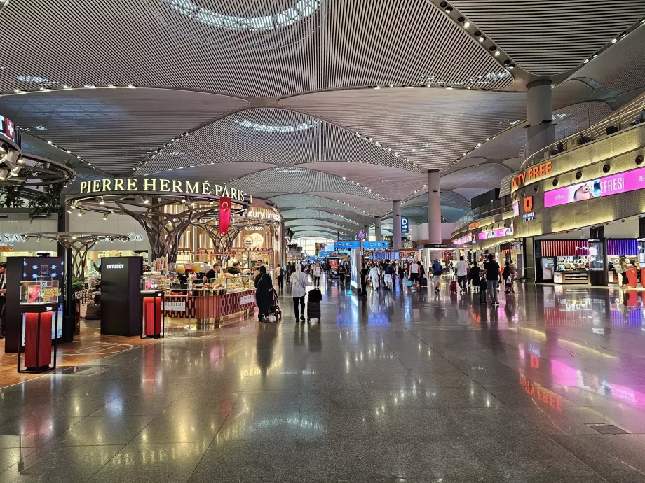 Centro comercial na zona de trânsito