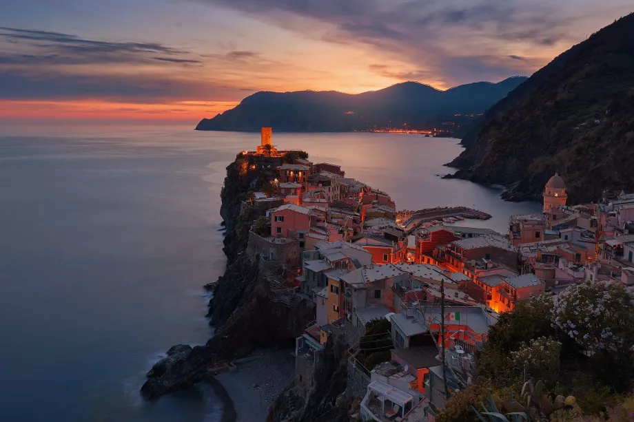 Vernazza nocturna a partir da torre de vigia