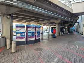 Máquinas de venda automática de bilhetes de transportes públicos em frente ao terminal