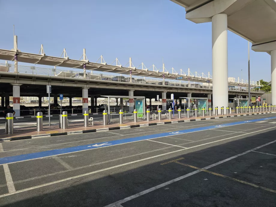 Paragens de autocarro dos transportes públicos, Terminal 1