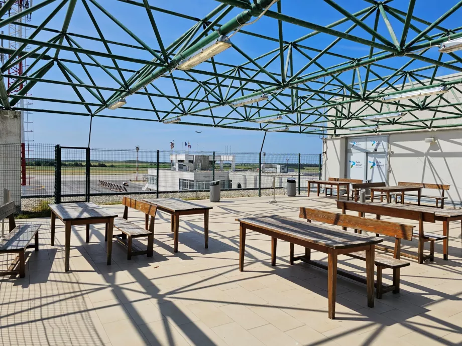 Terraço para fumadores, aeroporto de Pula