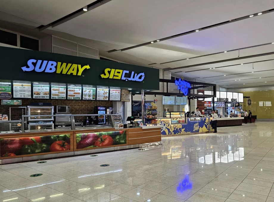 Pequena praça de alimentação, área pública, Terminal 3