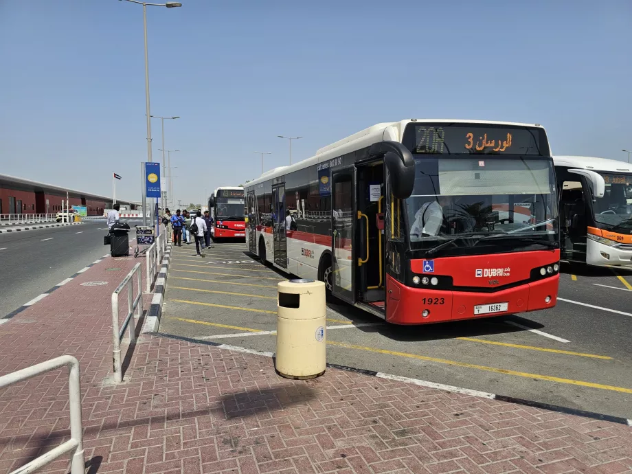 Paragem de autocarro em frente ao Terminal 2