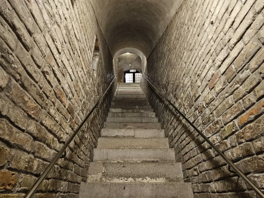 Escadas para a galeria da basílica