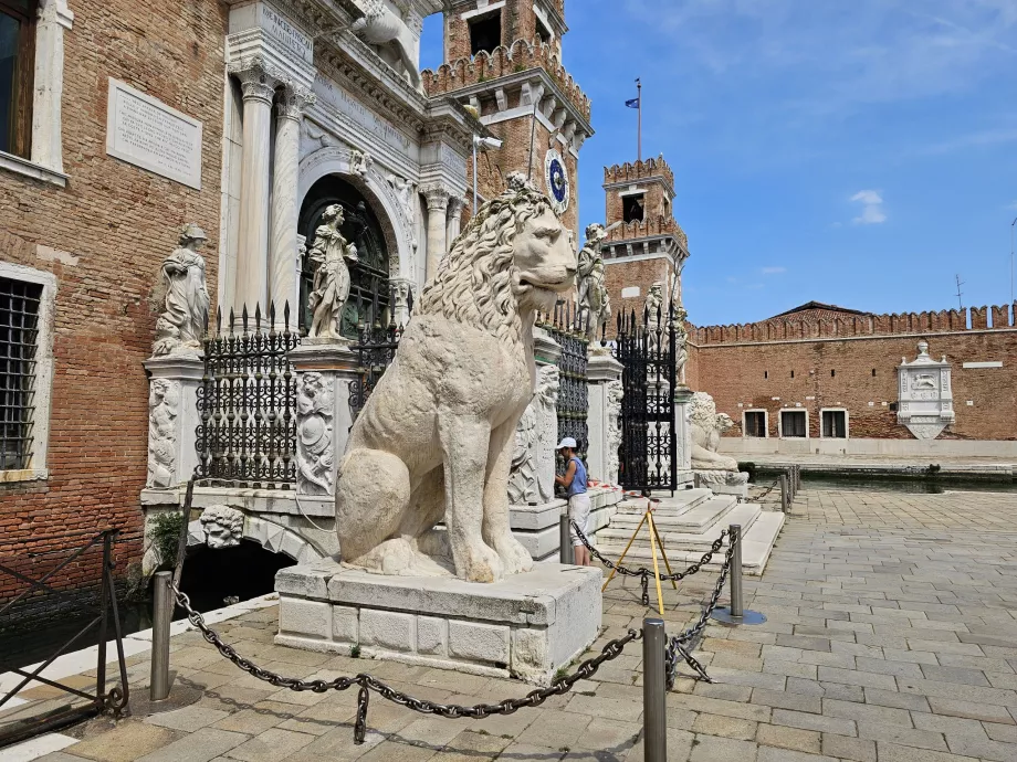 Estátua de um leão em frente aos estaleiros navais de Veneza