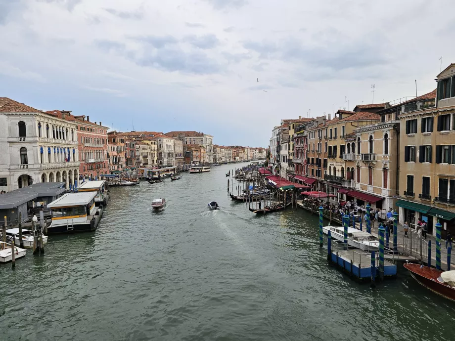 Vista da Ponte de Rialto no Grande Canal