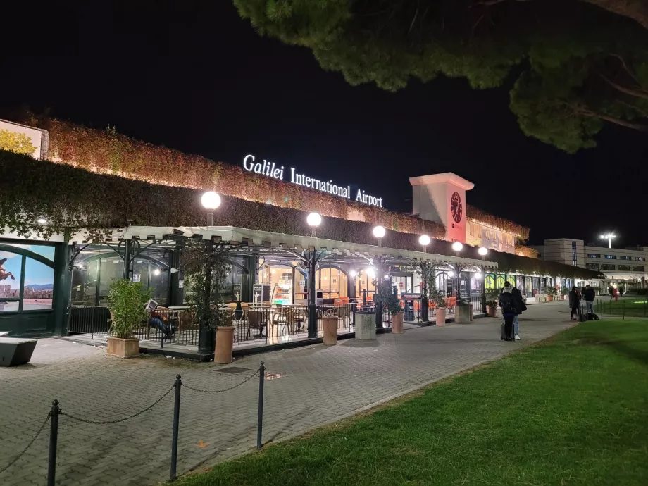 chegada ao aeroporto de Pisa