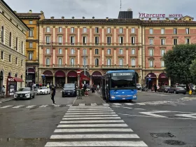 Os autocarros 81, 91, 35 e 39 param em frente à Bologna Centrale