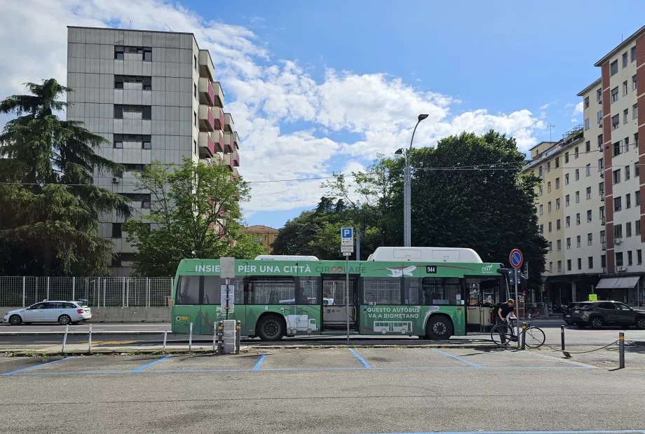 Paragem de autocarro 944, Ospedale Maggiore