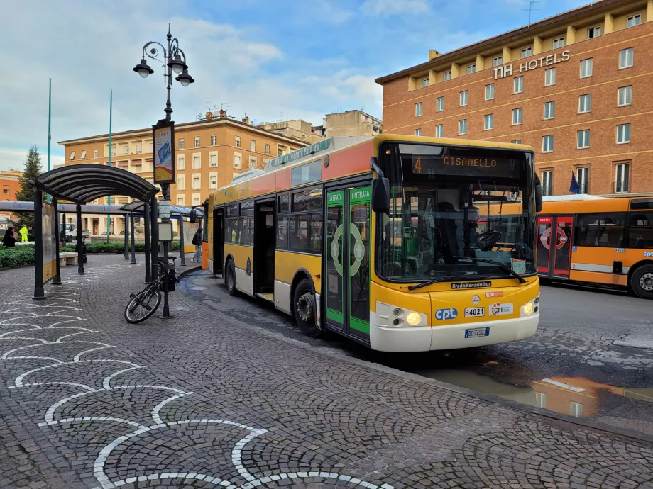 Paragem de autocarro na estação ferroviária