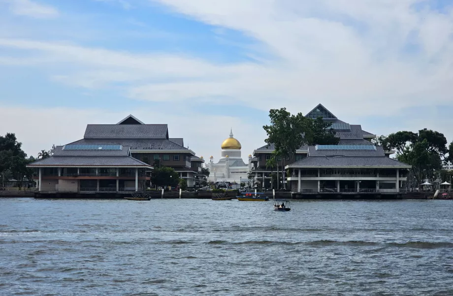 Vista da Mesquita Omar Ali Saifuddien a partir de Kampong Ayer