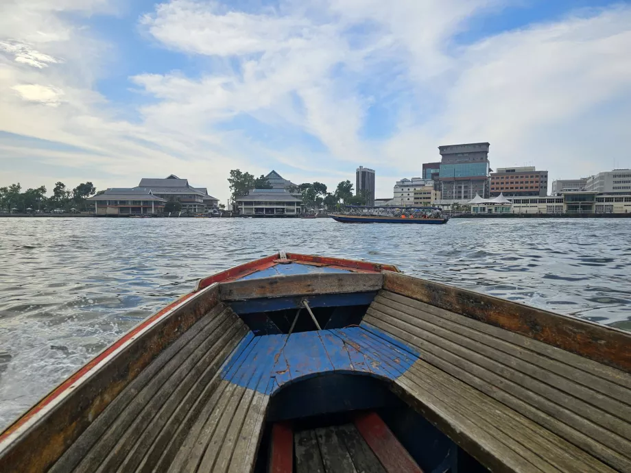 A viagem de barco a partir de Kampong Ayer