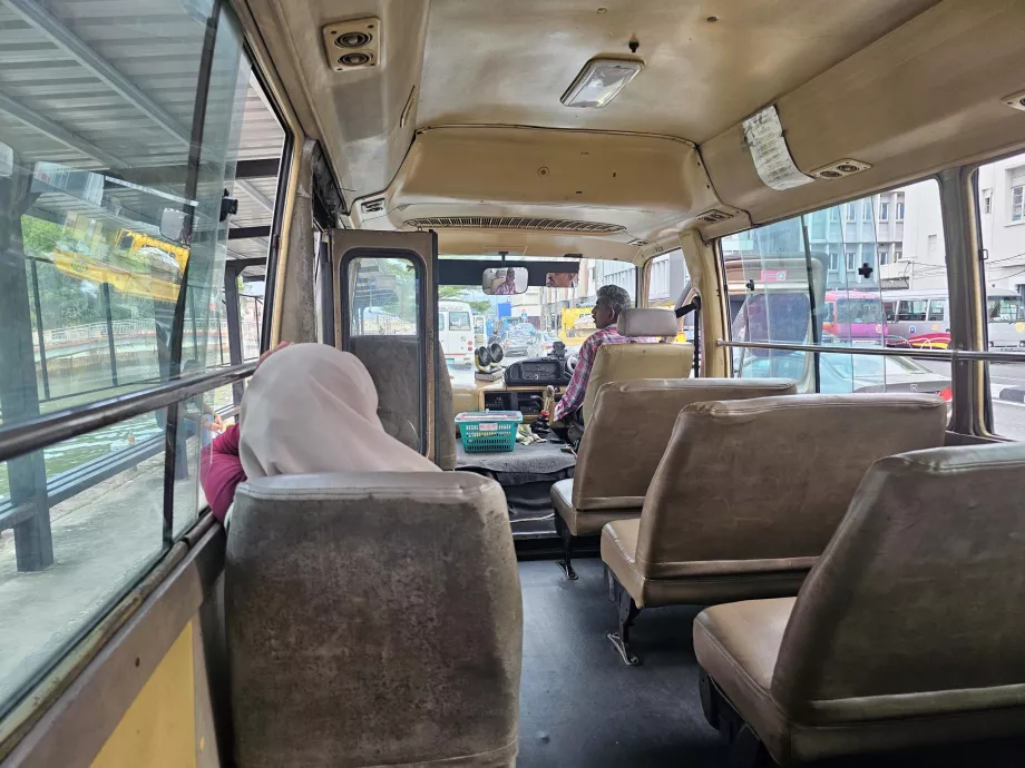 Interior de um autocarro de transporte público