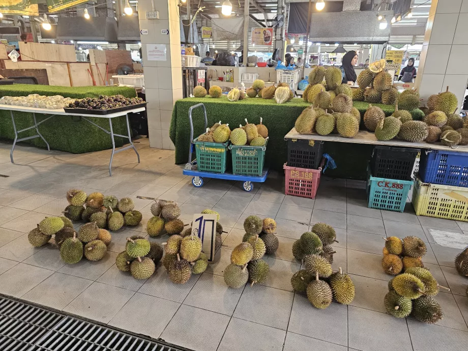 Duriões no mercado noturno de Gadong