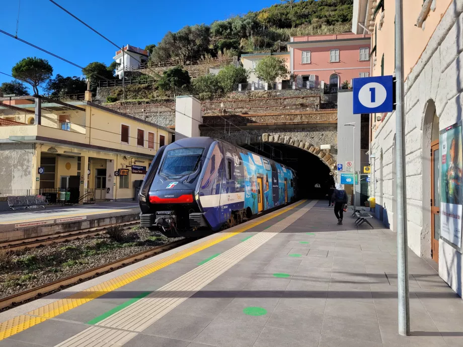 Comboio que chega de Sestri Levante