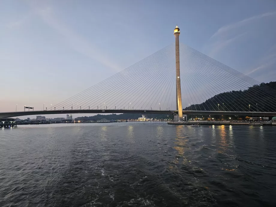 Ponte nocturna Raja Istani