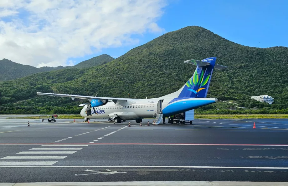 Aeronave ATR72 no aeroporto de Saint Martin SFG