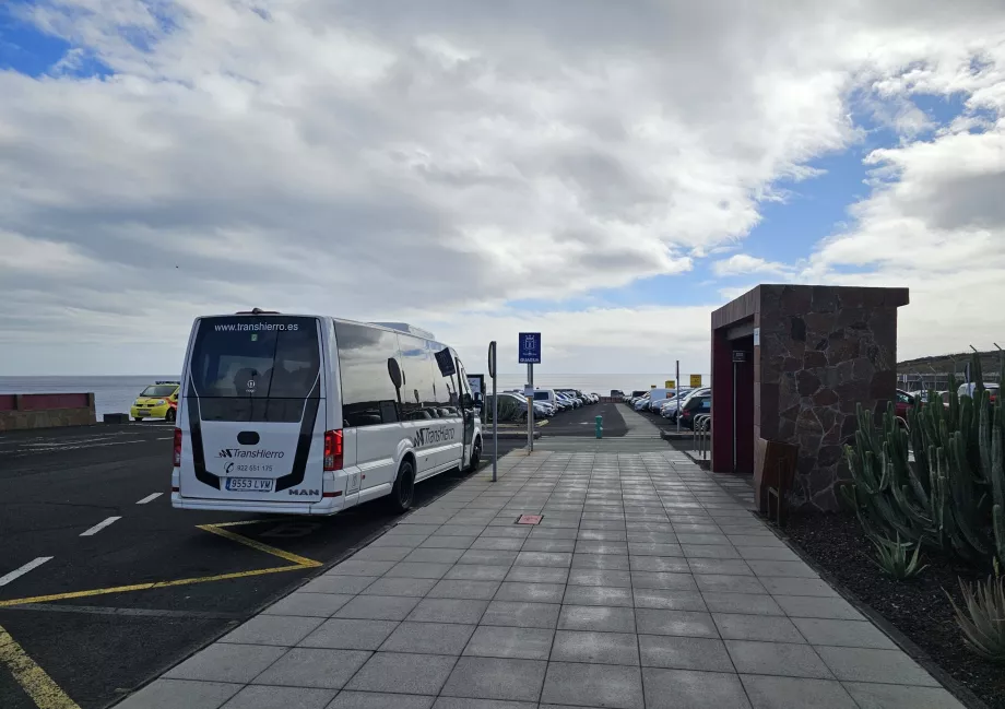 Paragem de autocarro em frente ao terminal