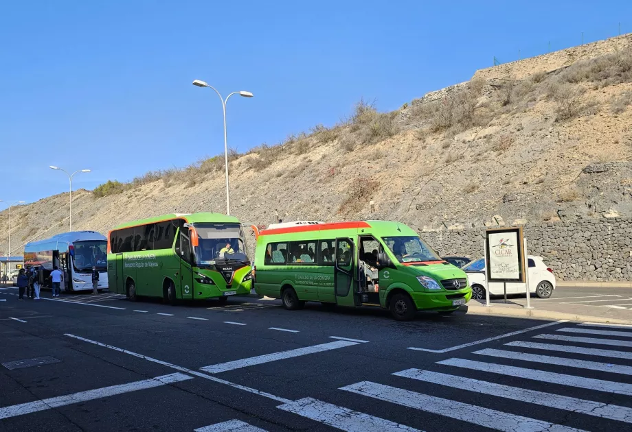 Paragem de autocarro dos transportes públicos em frente ao terminal