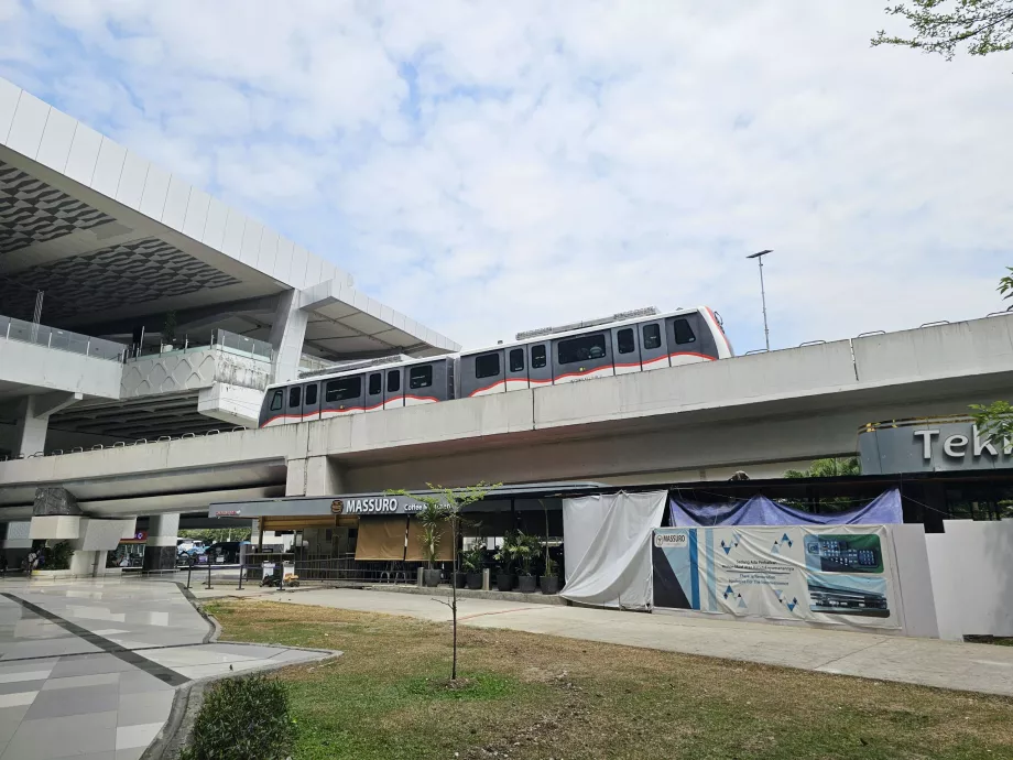 Comboio entre terminais e para a estação ferroviária