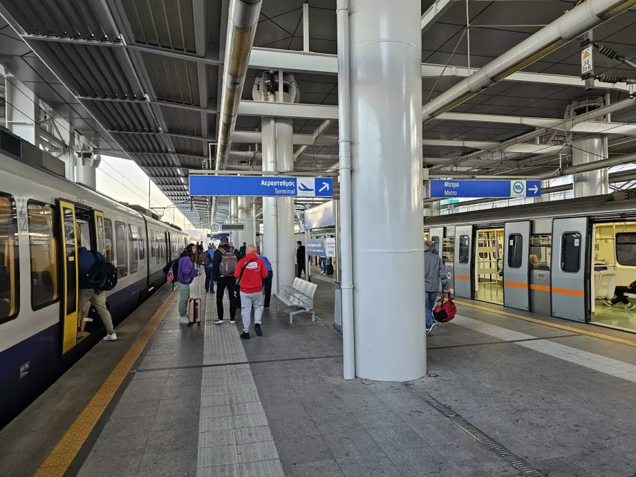 Track division on the platform: left suburban train, right subway