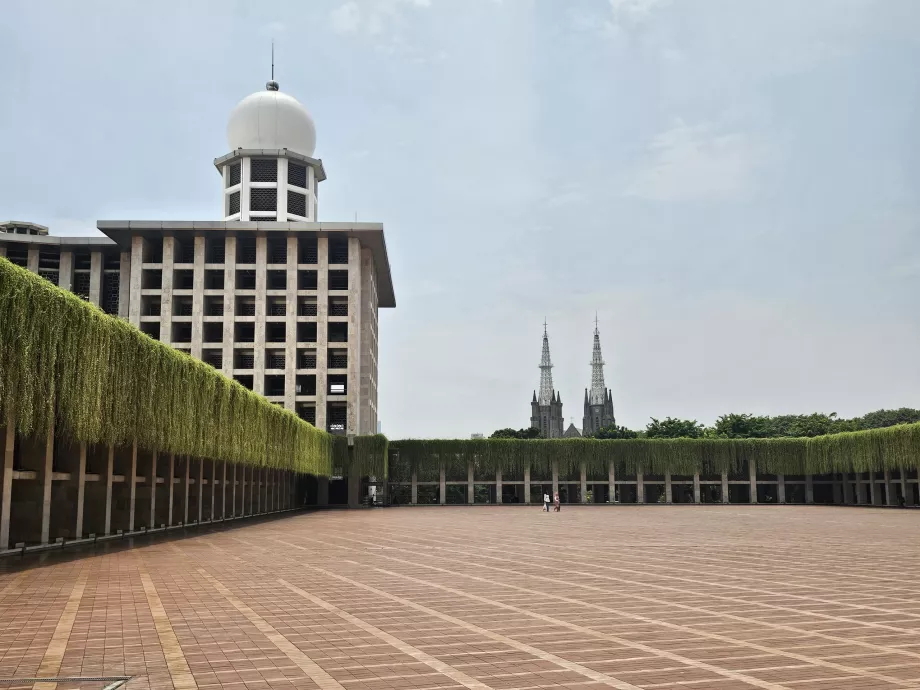 Mesquita Istiqlal com a catedral ao fundo