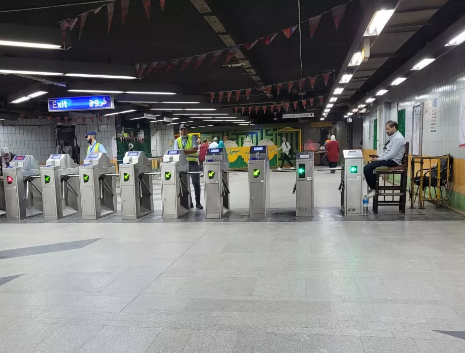 Torniquetes à entrada do metro