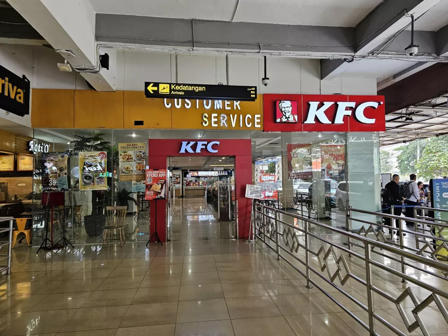 KFC em frente ao átrio de chegada