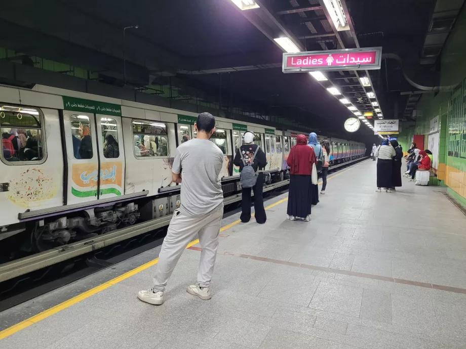 O lugar onde o carro só para mulheres pára