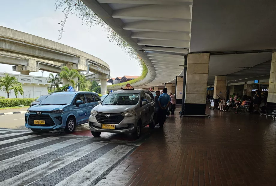 Táxi em frente ao Terminal 2