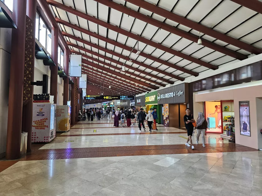 Restaurantes e lojas, Terminal 2