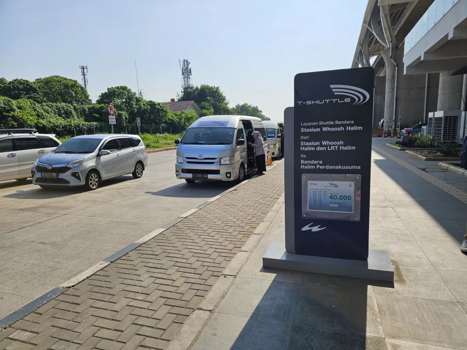 Paragem de autocarro do aeroporto de Halim em frente à estação de comboios rápidos