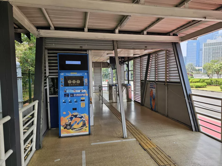 Venda de bilhetes na paragem de autocarro TransJakarta