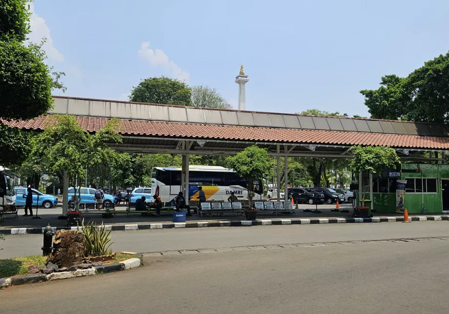 Paragem de autocarro DAMRI perto da estação de Gambir