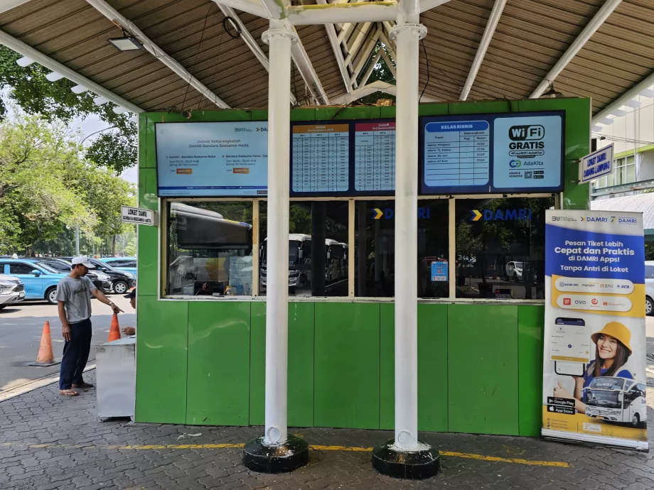 Caixa - paragem de autocarro na estação de Gambir