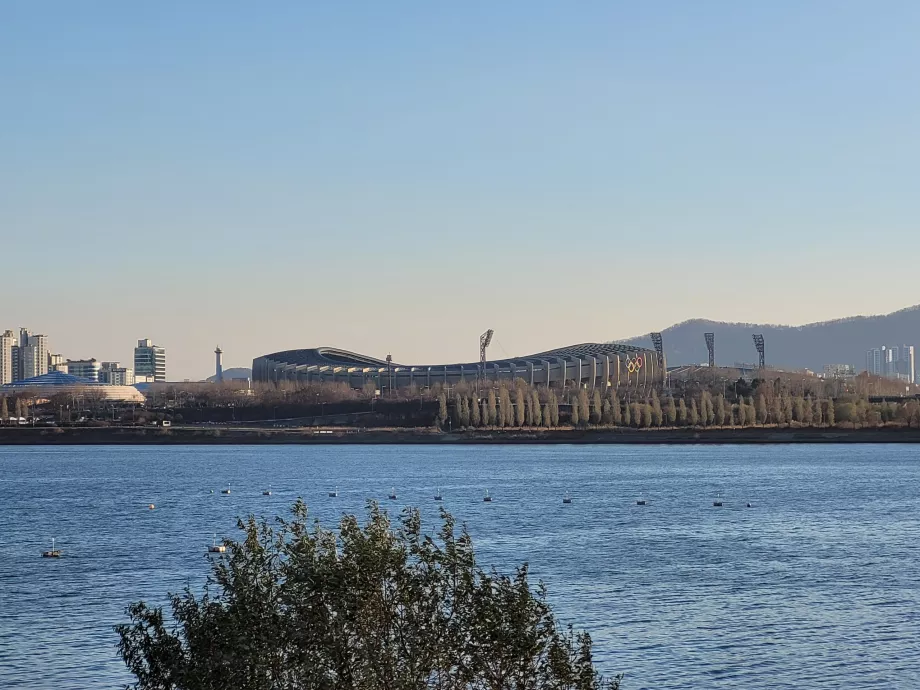 Estádio Olímpico a partir do Parque Ttukseom