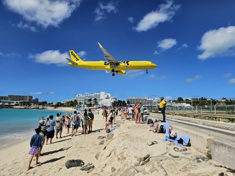 Chegada da Spirit Airlines sobre Maho Beach