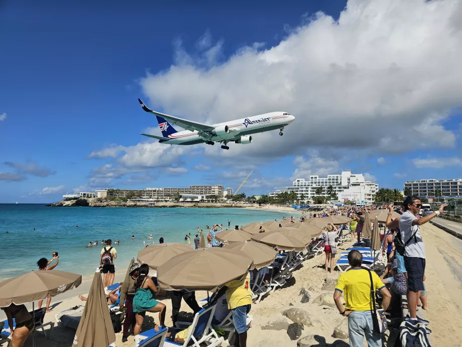 Guarda-sóis com espreguiçadeiras na praia de Maho