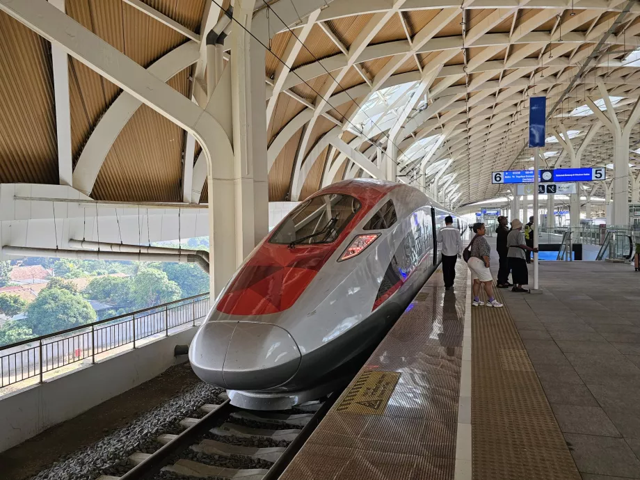 Estação de Halim, comboio de alta velocidade