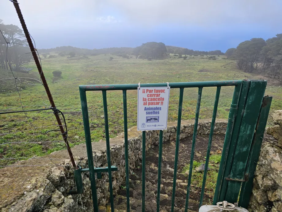 Aviso aos caminhantes para fecharem o portão atrás de si para o gado