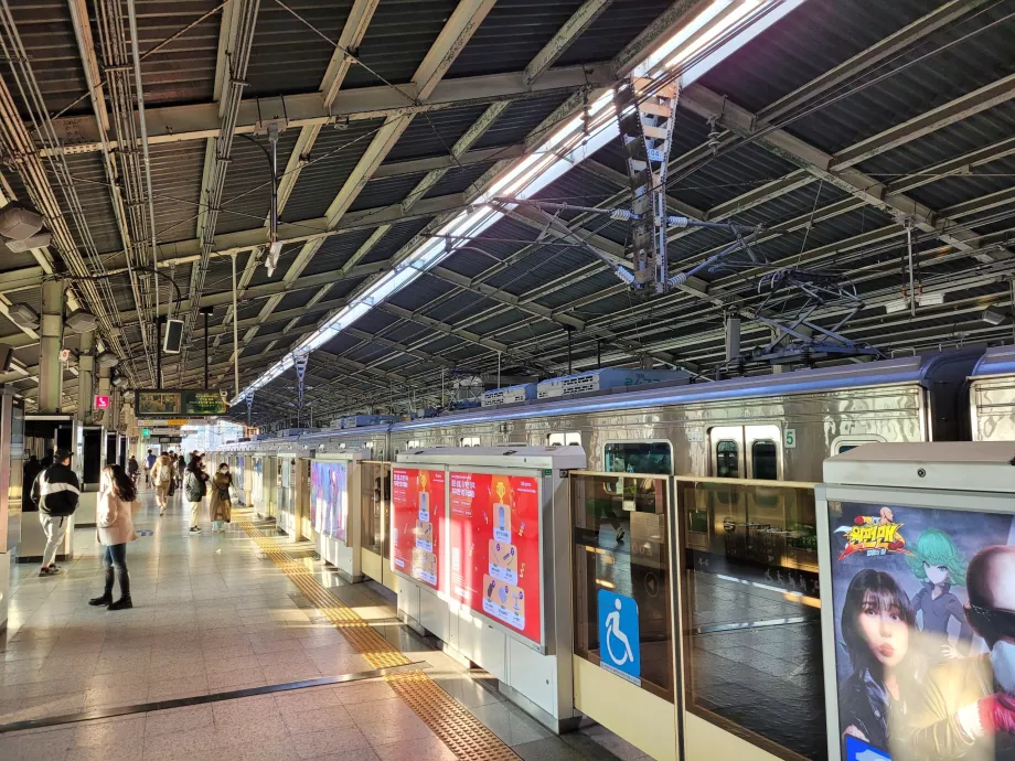 Plataforma da estação de metro de Seul, Seul